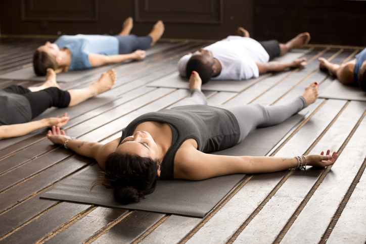 postura-de-cadaver-yoga